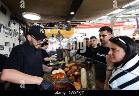 Panini al pane Challah al ristorante Ishtabach al Carmel Market di Tel-Aviv, Israele. Foto Stock