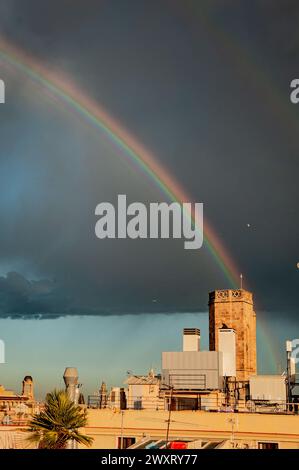 Barcellona, Spagna. 1 aprile 2024. 1° aprile 2024, Barcellona, Spagna: Un arcobaleno si forma sopra la torre della chiesa di Sants Just i Pastor della città vecchia di Barcellona dopo una breve tempesta. Crediti: Jordi Boixareu/Alamy Live News Foto Stock