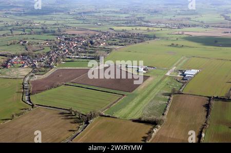 Vista aerea del campo d'aviazione di Bagby vicino a Thirsk con il villaggio di Bagby sullo sfondo, North Yorkshire Foto Stock