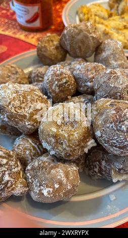 Famoso piatto delle Canarie, papas arrugadas e mojo picon sul tavolo di una casa di famiglia Foto Stock