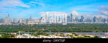 Vista panoramica della metropoli dell'area in via di sviluppo, con una grande isola naturale sul fiume, tra gli alberi del parco e la giungla tropicale, residenziale e indù Foto Stock