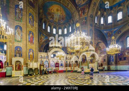 Sofia, Bulgaria - 14 settembre 2023: Vista dell'interno di St Cattedrale Alexander Nevsky, con i visitatori, a Sofia, Bulgaria Foto Stock