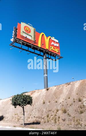 Cartello McDonald's sulla strada che collega l'aeroporto Mohammed V alla città di Casablanca il 1° ottobre 2023. Casablanca, una città in rapido sviluppo, è la città economica Foto Stock