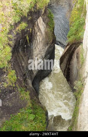 il potere dell'acqua si intaglia attraverso la terra, creando una spettacolare gola fiancheggiata da una crescita verdeggiante Foto Stock