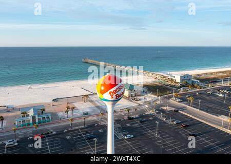 Immagini della Pensacola Beach Water Tower. Situato a Pensacola Beach, Florida, Stati Uniti. La torre dell'acqua è un simbolo iconico di Pensacola. ©Pau Foto Stock