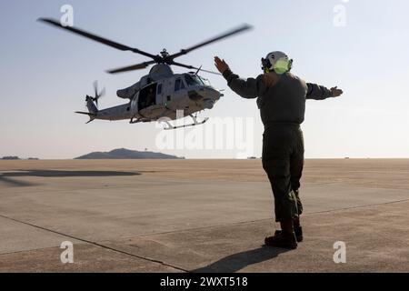 U.S. Marine Corps Lance Cpl. Madison Vela, un meccanico di elicotteri con Marine Light Attack Helicopter Squadron (HMLA) 369, schierato su velivoli della Marina Foto Stock