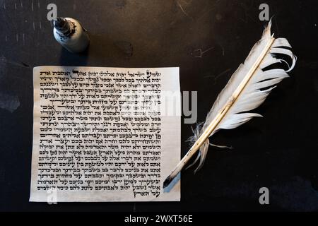Pergamena di Mezuzah realizzata in pelle di animale con il testo completo della preghiera ebraica Shema Yisrael in ebraico e la trapunta di piume e la bottiglia di inchiostro usata da t Foto Stock