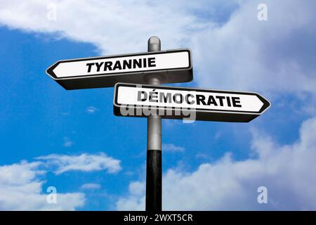Due indicazioni, una a sinistra e l'altra a destra, con scritto in francese: Tyrannie / Démocratie, che significa in inglese: Foto Stock