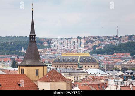 Veduta aerea di St Chiesa di Giles (ceco: Kostel svatého Jiljí) con il Teatro Nazionale (ceco: národní divadlo) alle spalle a Praga, Repubblica Ceca. Foto Stock