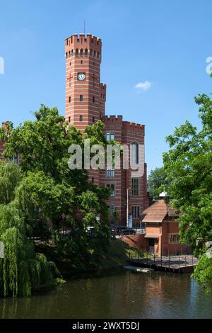 Il tribunale distrettuale di Podwale sulle banche di Fosa Miejska a Breslavia, Polonia. Foto Stock