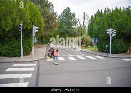 Praga, repubblica Ceca - 10 ottobre 2023: I bambini viaggiano in bicicletta pubblica in uno dei parchi giochi del traffico, Praga, repubblica Ceca Foto Stock