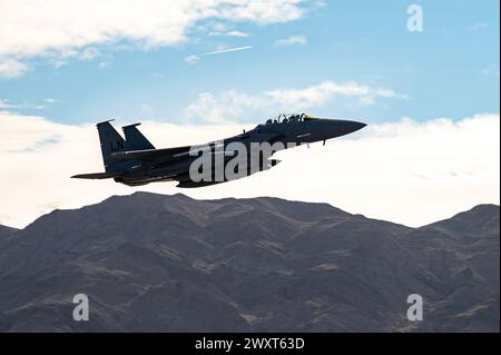 Un F-15E Strike Eagle assegnato al 48th Fighter Wing, RAF Lakenheath, Inghilterra, decolla dalla Nellis Air Force base, Nevada, il 28 marzo 2024 Foto Stock