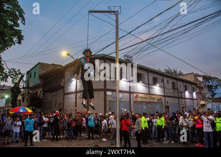 Tradizionale combustione di Giuda, la domenica di Pasqua, durante la settimana Santa, nel popolare quartiere Cementerio a Caracas, Venezuela, dove è raffigurata una bambola Foto Stock