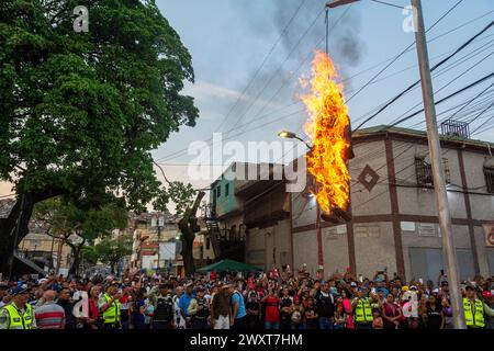 Tradizionale combustione di Giuda, la domenica di Pasqua, durante la settimana Santa, nel popolare quartiere Cementerio a Caracas, Venezuela, dove è raffigurata una bambola Foto Stock