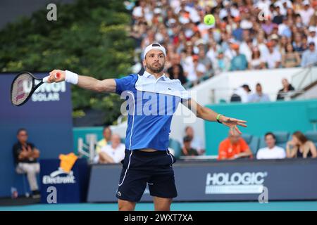 Grigor Dimitrov colpisce in anticipo al Miami Open il 31 marzo 2024 a Miami Gardens, Florida. Jannik Sinner ha battuto in finale Grigor Dimitrov 6-3, 6-1. (Credito: Paul Fong/immagine dello sport) Foto Stock