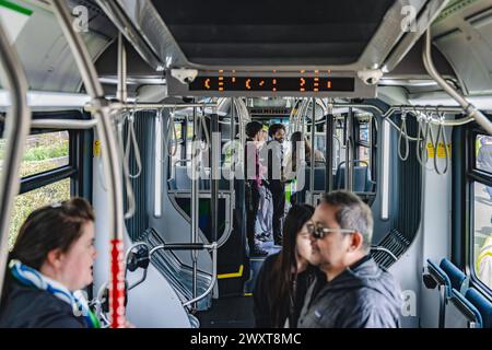 Edmonds, Stati Uniti. 31 marzo 2024. Un gruppo di pendolari sale a bordo dell'autobus inaugurale Swift Orange Line, segnando il lancio di una nuova era nel trasporto pubblico nella contea di Snohomish. Sabato, il Community Transit ha ufficialmente aperto la sua "Swift Orange Line". Il progetto da 83 milioni di dollari è la terza linea dell'agenzia "Swift Bus Rapid Transit Service" (BRT). Si compone di un percorso di 18 miglia che collega Edmonds College, Alderwood Mall e Mill Creek e la futura stazione della metropolitana leggera di Lynnwood. Credito: SOPA Images Limited/Alamy Live News Foto Stock