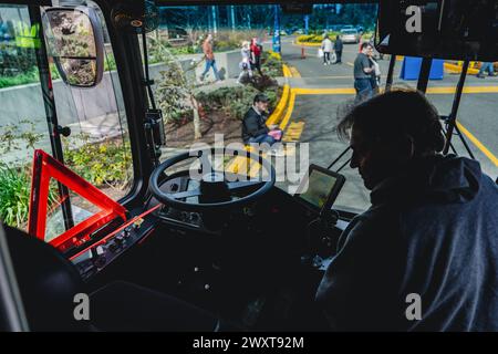 Edmonds, Stati Uniti. 31 marzo 2024. Un gruppo di pendolari sale a bordo dell'autobus inaugurale Swift Orange Line, segnando il lancio di una nuova era nel trasporto pubblico nella contea di Snohomish. Sabato, il Community Transit ha ufficialmente aperto la sua "Swift Orange Line". Il progetto da 83 milioni di dollari è la terza linea dell'agenzia "Swift Bus Rapid Transit Service" (BRT). Si compone di un percorso di 18 miglia che collega Edmonds College, Alderwood Mall e Mill Creek e la futura stazione della metropolitana leggera di Lynnwood. (Foto di Chin Hei Leung/SOPA Images/Sipa USA) credito: SIPA USA/Alamy Live News Foto Stock