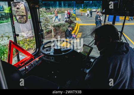 Edmonds, Washington, Stati Uniti. 31 marzo 2024. Un gruppo di pendolari sale a bordo dell'autobus inaugurale Swift Orange Line, segnando il lancio di una nuova era nel trasporto pubblico nella contea di Snohomish. Sabato, il Community Transit ha ufficialmente aperto la sua "Swift Orange Line". Il progetto da 83 milioni di dollari è la terza linea dell'agenzia ''Swift Bus Rapid Transit Service'' (BRT). Si compone di un percorso di 18 miglia che collega Edmonds College, Alderwood Mall e Mill Creek e la futura stazione della metropolitana leggera di Lynnwood. (Immagine di credito: © Chin Hei Leung/SOPA Images via ZUMA Press Wire) SOLO PER USO EDITORIALE! Non per Foto Stock