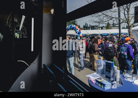 Edmonds, Washington, Stati Uniti. 31 marzo 2024. La Swift Orange Line collega i pendolari ai principali hub di transito, come l'Edmonds College e l'Alderwood Mall, facilitando trasferimenti senza soluzione di continuità e opzioni di trasporto multimodale. Sabato, il Community Transit ha ufficialmente aperto la sua "Swift Orange Line". Il progetto da 83 milioni di dollari è la terza linea dell'agenzia ''Swift Bus Rapid Transit Service'' (BRT). Si compone di un percorso di 18 miglia che collega Edmonds College, Alderwood Mall e Mill Creek e la futura stazione della metropolitana leggera di Lynnwood. (Immagine di credito: © Chin Hei Leung/SOPA Images via ZUMA Pres Foto Stock