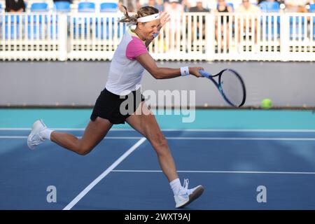 Victoria Azarenka volleys al Miami Open il 23 marzo 2024 a Miami Gardens, Florida. Victoria Azarenka ha battuto in finale Qinwen Zheng 6-4, 7-5 nel terzo turno. (Crediti: Paul Fong/immagine di spot) Foto Stock