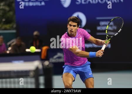 Carlos Alcaraz batte un backhand volley al Miami Open all'Hard Rock Stadium il 23 marzo 2024 a Miami Gardens, Florida. Carlos Alcaraz ha battuto in finale Roberto Carballes Baena 6-2, 6-1 nel secondo turno. (Credito: Paul Fong/immagine dello sport) Foto Stock