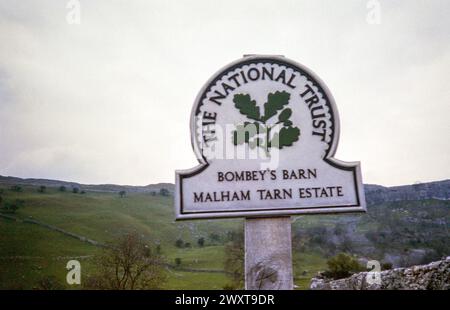 Bombey's Bran, Malham Tarn estate, Yorkshire Dales National Park, Yorkshire, Inghilterra, UK National Trust Property Sign 1991 Foto Stock