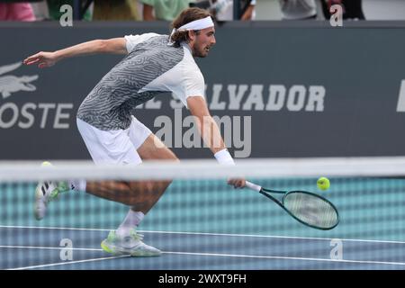 Stefanos Tsitsipas restituisce il pallone al Miami Open il 23 marzo 2024 a Miami Gardens, Florida. Denis Shapolov ha battuto in finale Stefanos Tsitsipas 6-2, 6-4 nel secondo turno. (Credito: Paul Fong/immagine dello sport) Foto Stock