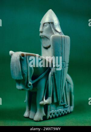 Cavaliere normanno romanico scandinavo parte del set di scacchi, tricheco avorio, XII secolo Foto Stock