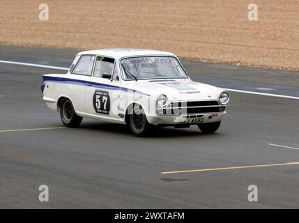 Mike Gardiner e Phil Keen's White and Purple, 1965, Ford Lotus Cortina durante l'Adrian Flux Trophy for Transatlantic Pre'66 Touring Cars Race Foto Stock