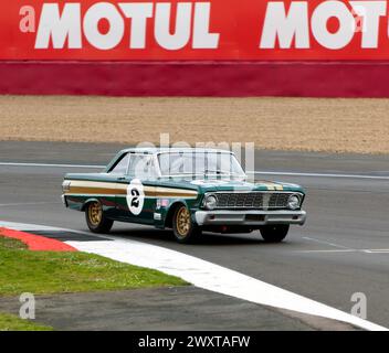 Marco e Sam Attard guidano la loro Green, 1965, Ford Falcon, durante l'Adrian Flux Trophy per le Transatlantic Pre'66 Touring Cars. Foto Stock