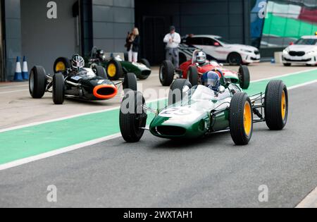 Nick Fennell guida la sua British Racing Green, 1962, Lotus 25, lungo la pit Lane prima dell'inizio della HGPCA Pre'66 Grand Prix Race Foto Stock