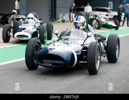 Russell McCarthy guidò la sua Blue and White, 1960, Walker Special, lungo la pit Lane prima dell'inizio della HGPCA Rear-Enginated Pre'66 Grand Prix Race Foto Stock