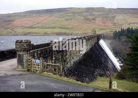 The Stone Dam Wall of Scar House Reservoir a Nidderdale, Yorkshire Dales National Park, Inghilterra, Regno Unito. Foto Stock