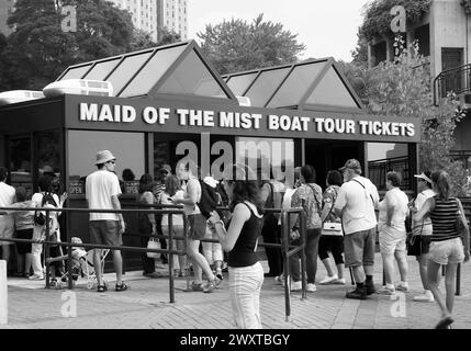 I turisti acquistano i biglietti per Maid of the Mist Niagra Falls Canada Foto Stock