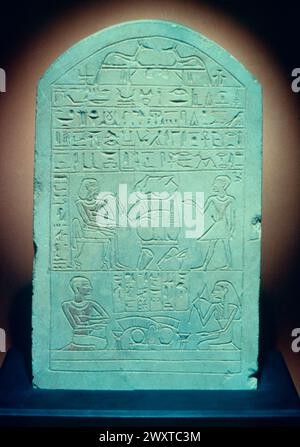 Stele funerarie in pietra calcarea egiziana, Abydor, Egitto 1400 a.C. Foto Stock