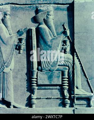 Dario il grande, re di Persia, seduto e il suo successore Serse in piedi dietro di lui, bassorilievo, Persepoli, Persia 500 a.C. Foto Stock