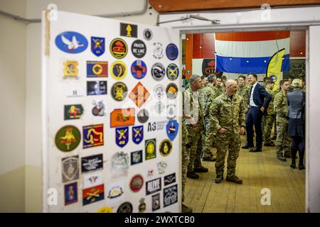 RUKLA - il primo ministro uscente Mark Rutte visita i soldati olandesi in una base militare che fanno parte di un battaglione multinazionale sotto la guida tedesca. I soldati contribuiscono alla presenza militare rafforzata della NATO in Lituania, la cosiddetta presenza avanzata rafforzata. ANP ROBIN VAN LONKHUIJSEN netherlands Out - belgio Out crediti: ANP/Alamy Live News Foto Stock