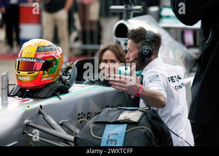 Esteban Gutierrez si prepara a guidare la Mercedes F1 W04 di Lewis Hamilton, per il 75° anniversario della dimostrazione del Post '66, Gran Premio a Silverstone Foto Stock