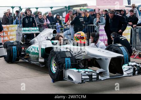 Esteban Gutierrez si prepara a guidare la Mercedes F1 W04 di Lewis Hamilton, per il 75° anniversario della dimostrazione del Post '66, Gran Premio a Silverstone Foto Stock