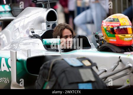 Esteban Gutierrez si prepara a guidare la Mercedes F1 W04 di Lewis Hamilton, per il 75° anniversario della dimostrazione del Post '66, Gran Premio a Silverstone Foto Stock