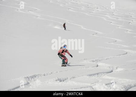 Snowboard freeride in inverno. Freeride Heliboarding. Cavalcare in polvere su snowborad. Sci, snowboard freeride i neve profonda. Gudauri, Georgia Cau Foto Stock