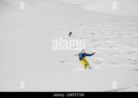 Snowboard freeride in inverno. Freeride Heliboarding. Cavalcare in polvere su snowborad. Sci, snowboard freeride i neve profonda. Gudauri, Georgia Cau Foto Stock