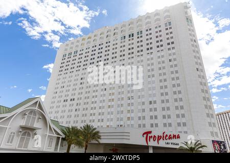 Las Vegas, Stati Uniti. 1 aprile 2024. Vista esterna e segnaletica per il Tropicana Casino and Hotel a Las Vegas, Nevada, USA, il 1° aprile 2024. (Foto di Travis P Ball/Sipa USA) credito: SIPA USA/Alamy Live News Foto Stock