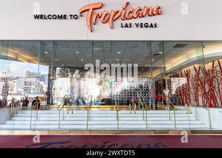 Las Vegas, Stati Uniti. 1 aprile 2024. Vista esterna e segnaletica per il Tropicana Casino and Hotel a Las Vegas, Nevada, USA, il 1° aprile 2024. (Foto di Travis P Ball/Sipa USA) credito: SIPA USA/Alamy Live News Foto Stock