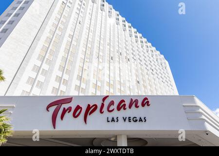 Las Vegas, Stati Uniti. 1 aprile 2024. Vista esterna e segnaletica per il Tropicana Casino and Hotel a Las Vegas, Nevada, USA, il 1° aprile 2024. (Foto di Travis P Ball/Sipa USA) credito: SIPA USA/Alamy Live News Foto Stock