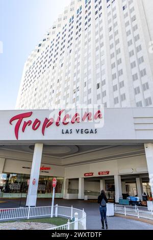 Las Vegas, Stati Uniti. 1 aprile 2024. Vista esterna e segnaletica per il Tropicana Casino and Hotel a Las Vegas, Nevada, USA, il 1° aprile 2024. (Foto di Travis P Ball/Sipa USA) credito: SIPA USA/Alamy Live News Foto Stock