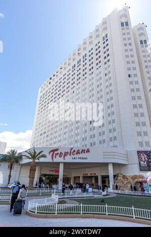 Las Vegas, Stati Uniti. 1 aprile 2024. Vista esterna e segnaletica per il Tropicana Casino and Hotel a Las Vegas, Nevada, USA, il 1° aprile 2024. (Foto di Travis P Ball/Sipa USA) credito: SIPA USA/Alamy Live News Foto Stock