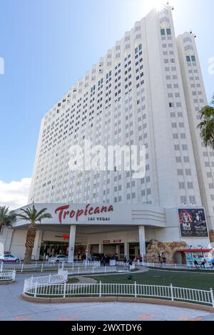 Las Vegas, Stati Uniti. 1 aprile 2024. Vista esterna e segnaletica per il Tropicana Casino and Hotel a Las Vegas, Nevada, USA, il 1° aprile 2024. (Foto di Travis P Ball/Sipa USA) credito: SIPA USA/Alamy Live News Foto Stock