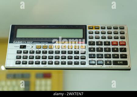 Vecchia calcolatrice Casio FX-880 P. Personal computer. Biblioteca scientifica. Ucraina, Kiev - 27 marzo 2024 Foto Stock
