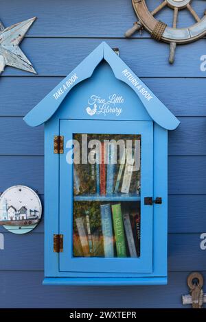 Little Library gratuita, Eastbourne, Inghilterra, Regno Unito. Foto Stock